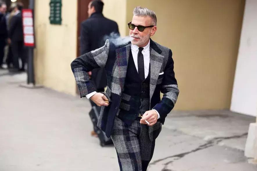 格纹西装搭配衬衫牛仔裤率性洒脱,不平凡气质穿搭