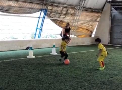 梅西年轻颠球视频,梅西小球迷冲进球场