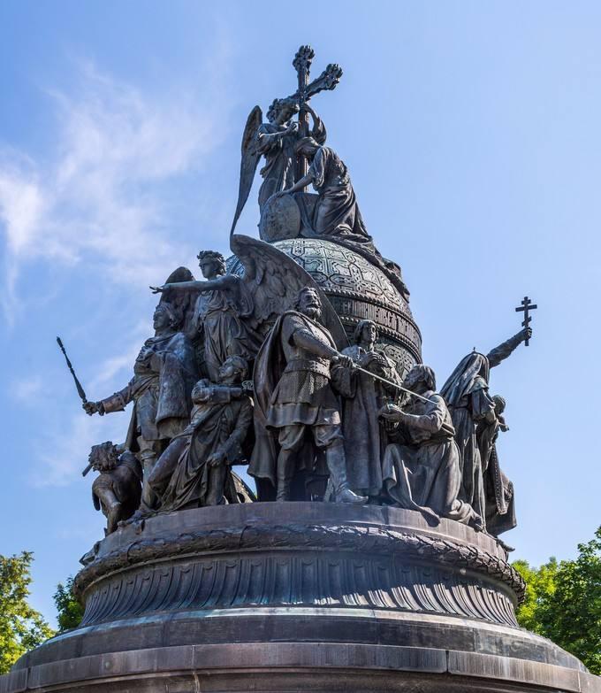 火车冒着黑烟呼啸而过,火车冒着浓烟从丛林出来