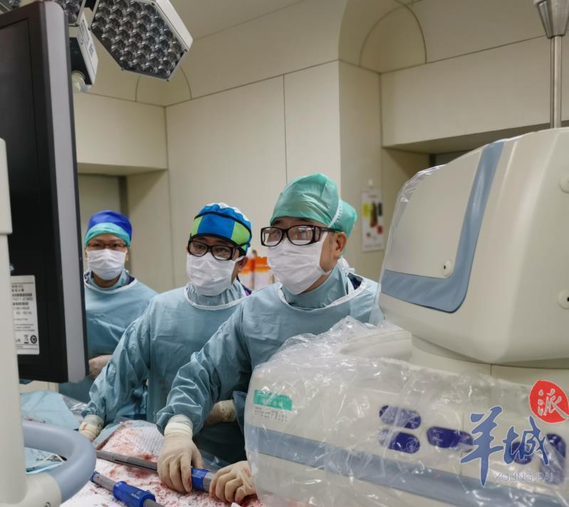 老人走路腿筋疼怎么回事,老人走路腿软无力伴随腿浮肿