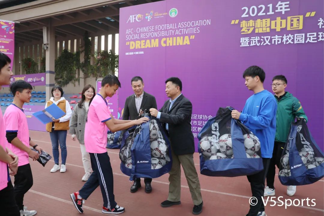 中国足协“梦想中国”公益行走进武汉市第一聋哑学校