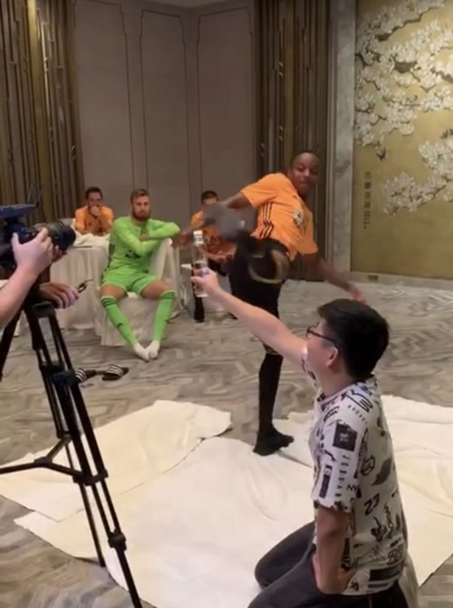 李毅巅峰时期的英超,英超狼队中国比赛