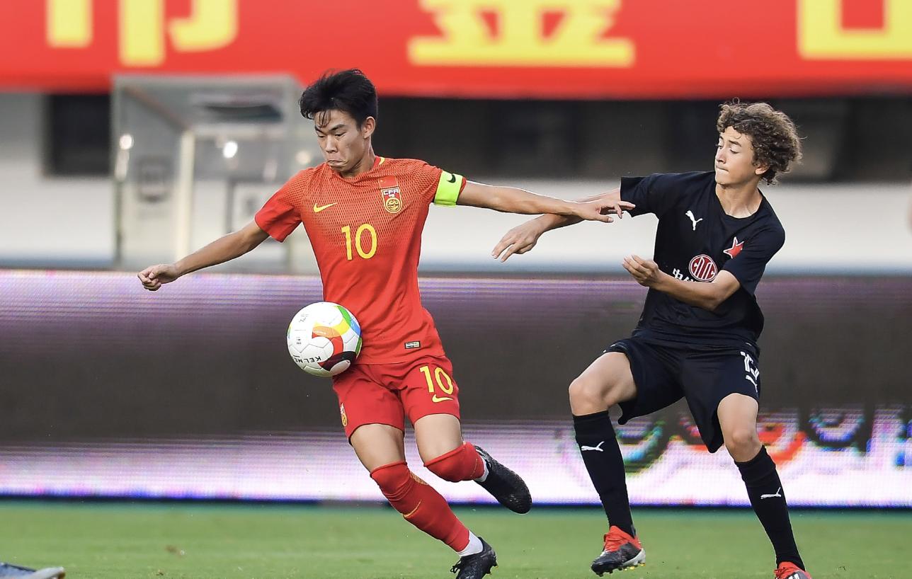 中国足球骄傲!U15国足全胜战绩夺金山杯冠军陈戌源笑开了花