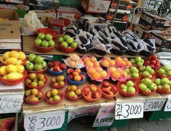 韩国大妈来中国旅游，买2瓶茅台打算结账，导游劝她看看价格