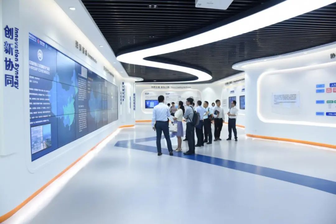 科锐国际*党**委书记崔爱琳一行莅临园区座谈交流