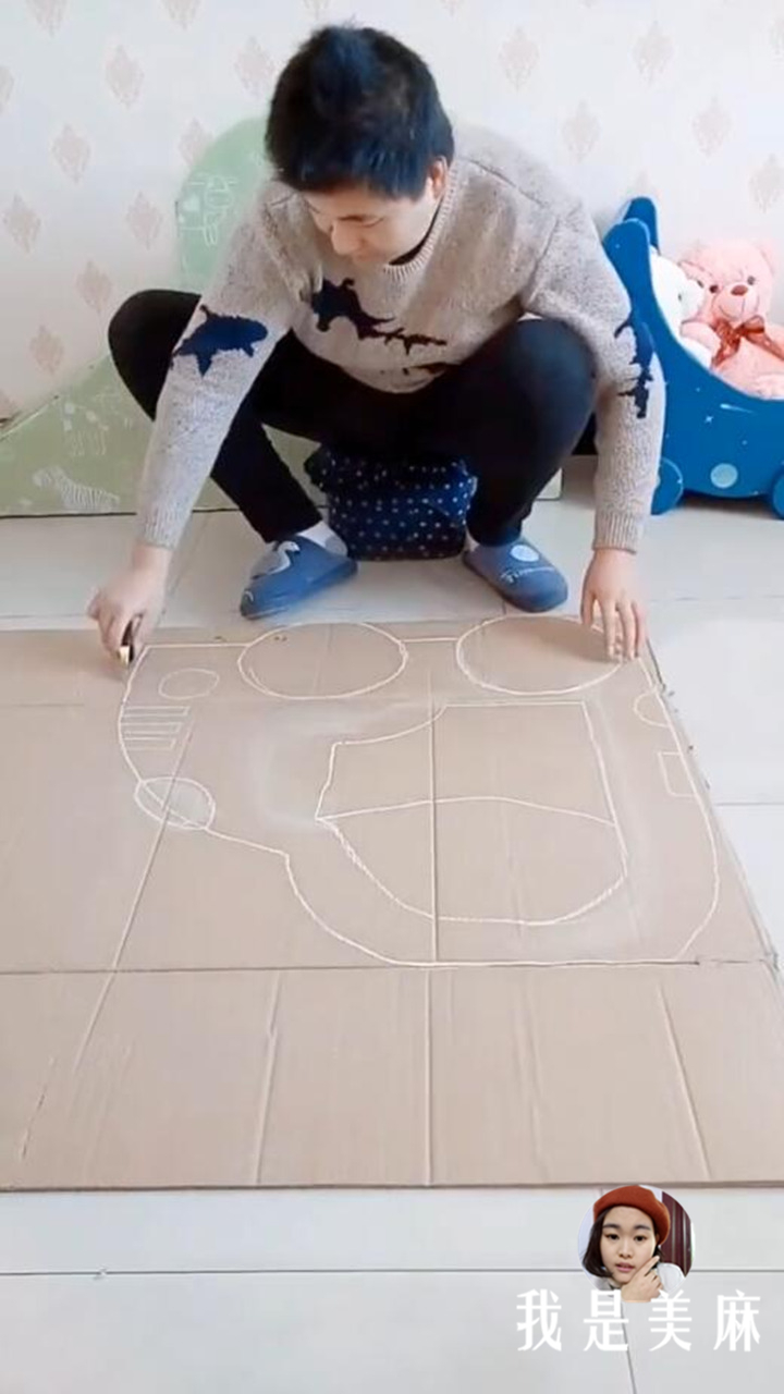 爸爸用纸箱给孩子做玩具,爸爸用废纸箱做汽车玩具