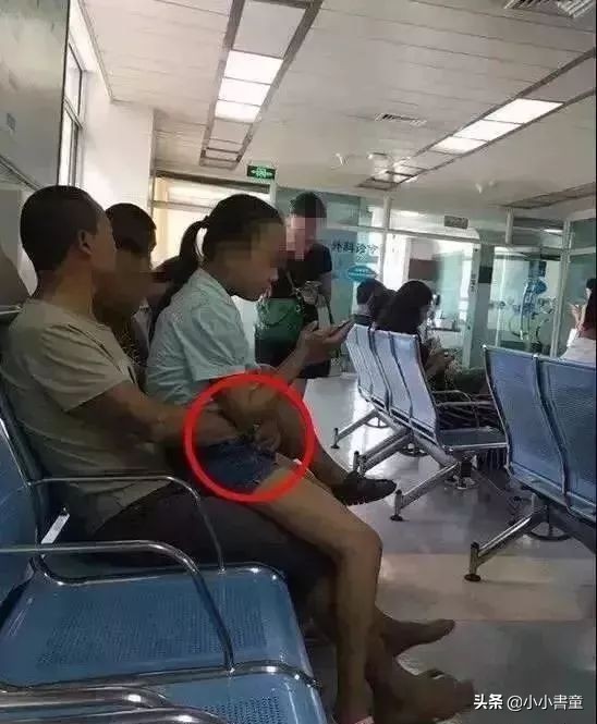 父亲当众舌吻18岁女儿，宣称：“女儿的身体就是我的身体”