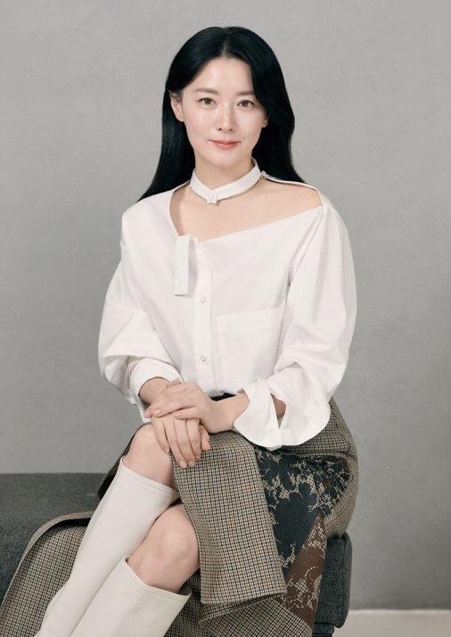 李英爱穿复古长裙优雅,49岁李英爱近期照片穿开衫毛衣