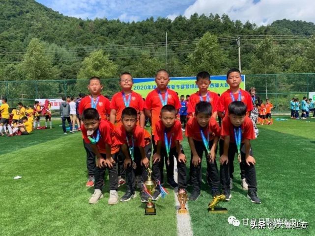 炎炎夏日足球少年挥汗逐梦绿茵场,绿茵场上挥汗如雨足球少年