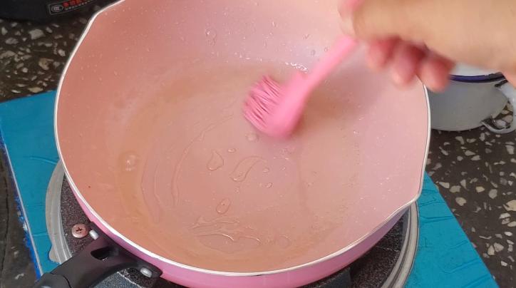 四孔煎蛋不粘锅麦饭石怎么开锅,麦饭石煎蛋锅开锅方法