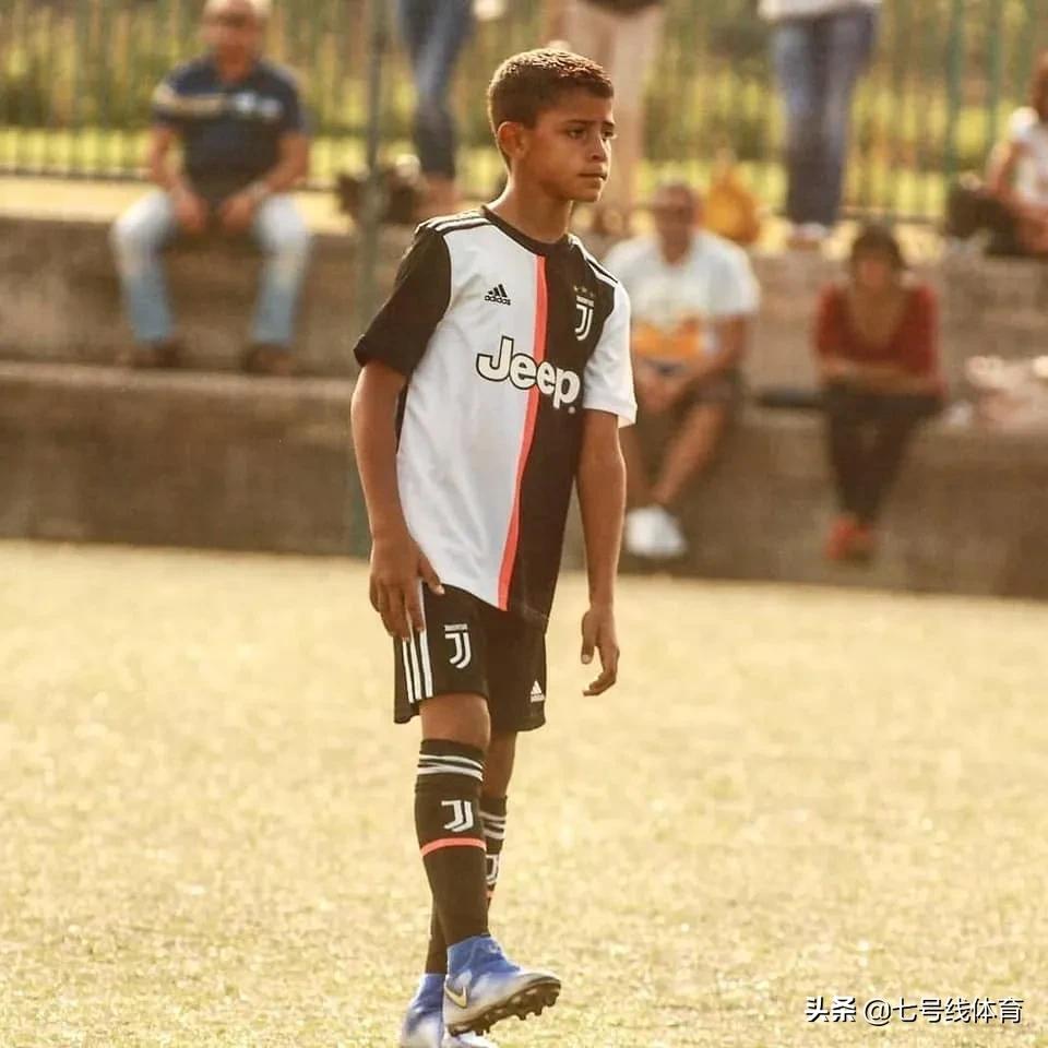 迷你罗踢足球图片,c罗和迷你罗踢球照片高清