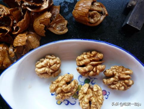 核桃去壳妙招不用放冰箱,核桃去壳技巧小视频