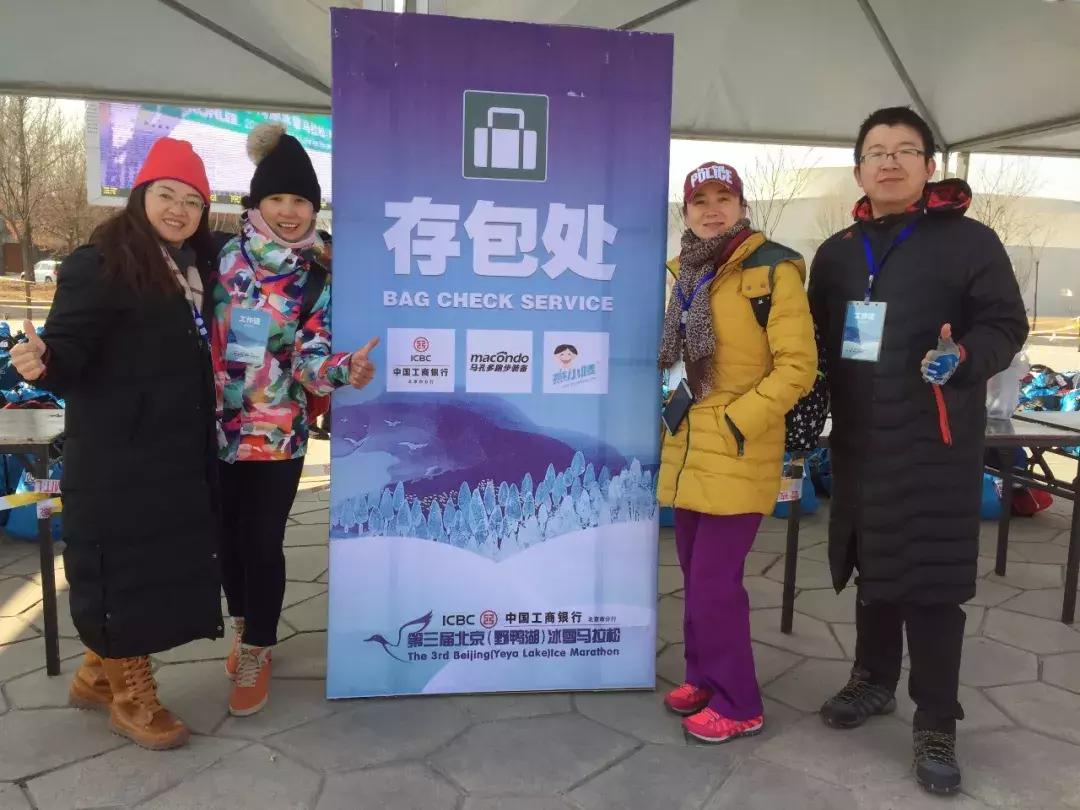 在寒冷中跑步,在马拉松当志愿者