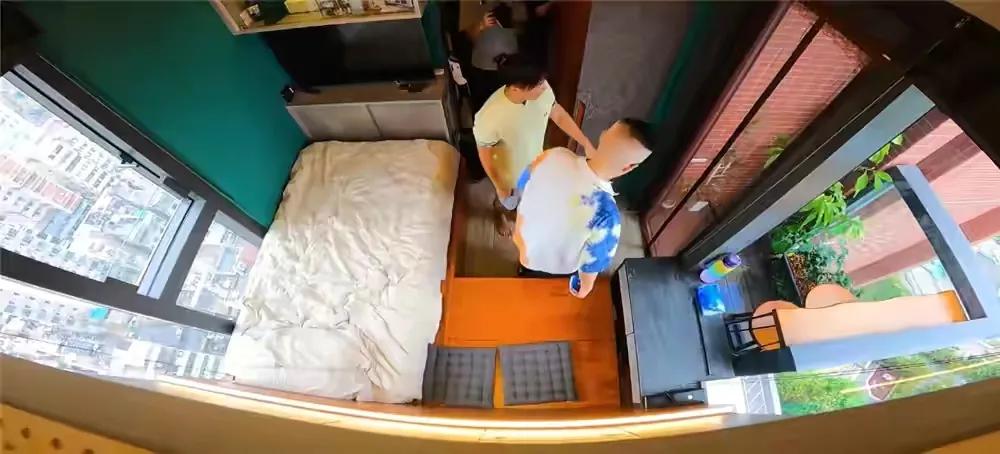 香港青年花342万买下18双阳台,香港小伙花400万买的14平双阳台房