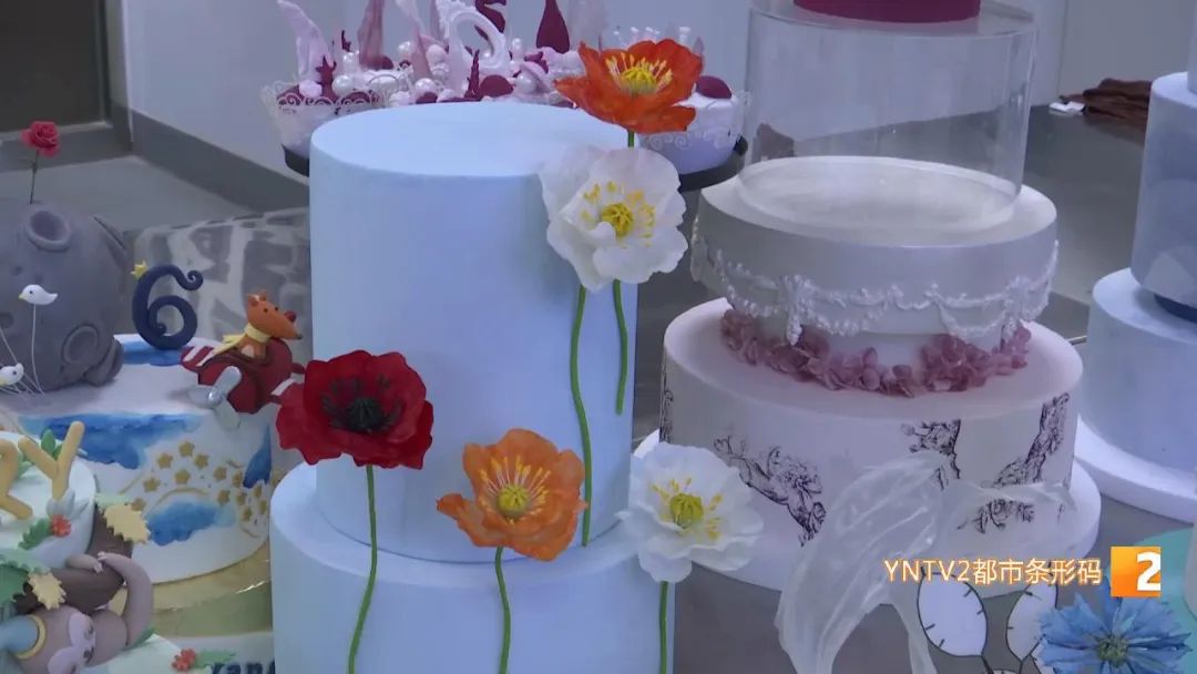 “太惊艳！一枝枝糖花在蛋糕上盛开！”来自昆明饭店的这位西点烹饪大师，牛！