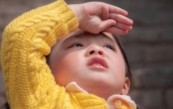 眼睛前面有黑点怎么回事,为什么眼睛前面总觉得有黑点晃动