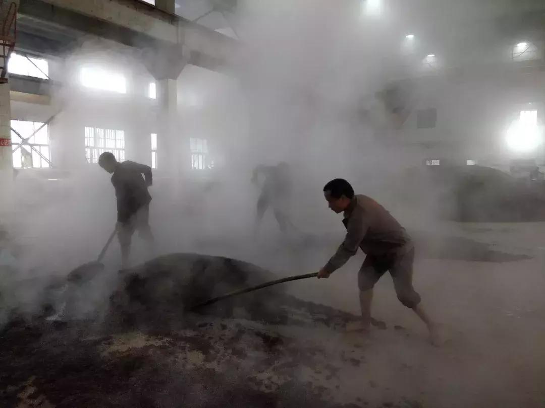 探访茅台镇:空气里都飘着酒精,装卸工月入万元村民盼*迁拆**