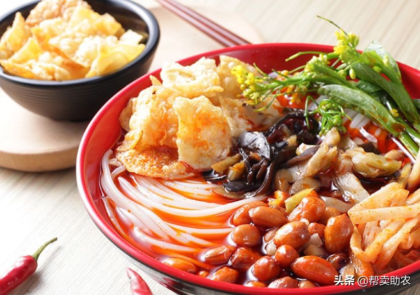 去柳州嗦一碗柳州螺蛳粉,正宗柳州特色美食螺蛳粉酸辣鲜香