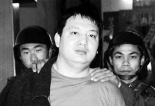 天才自学制毒,北美毒王重金求配方,被抓后挑衅民警:你玩不过我