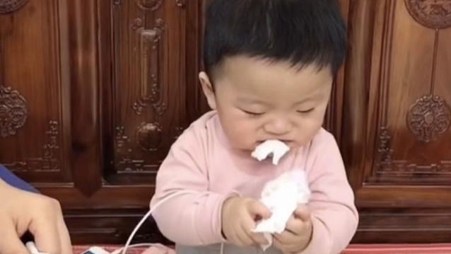 宝宝总是吃手干预还是不干预,宝宝吃纸会有什么影响