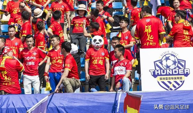 戏多得快让球迷麻木！球员作出感人举动，主教练辞职已找到新下家