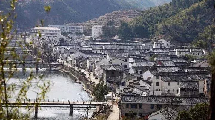 婺源油菜花田风景,藏于江西婺源深山中小村子