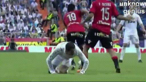 球王也假摔？盘点C罗假摔