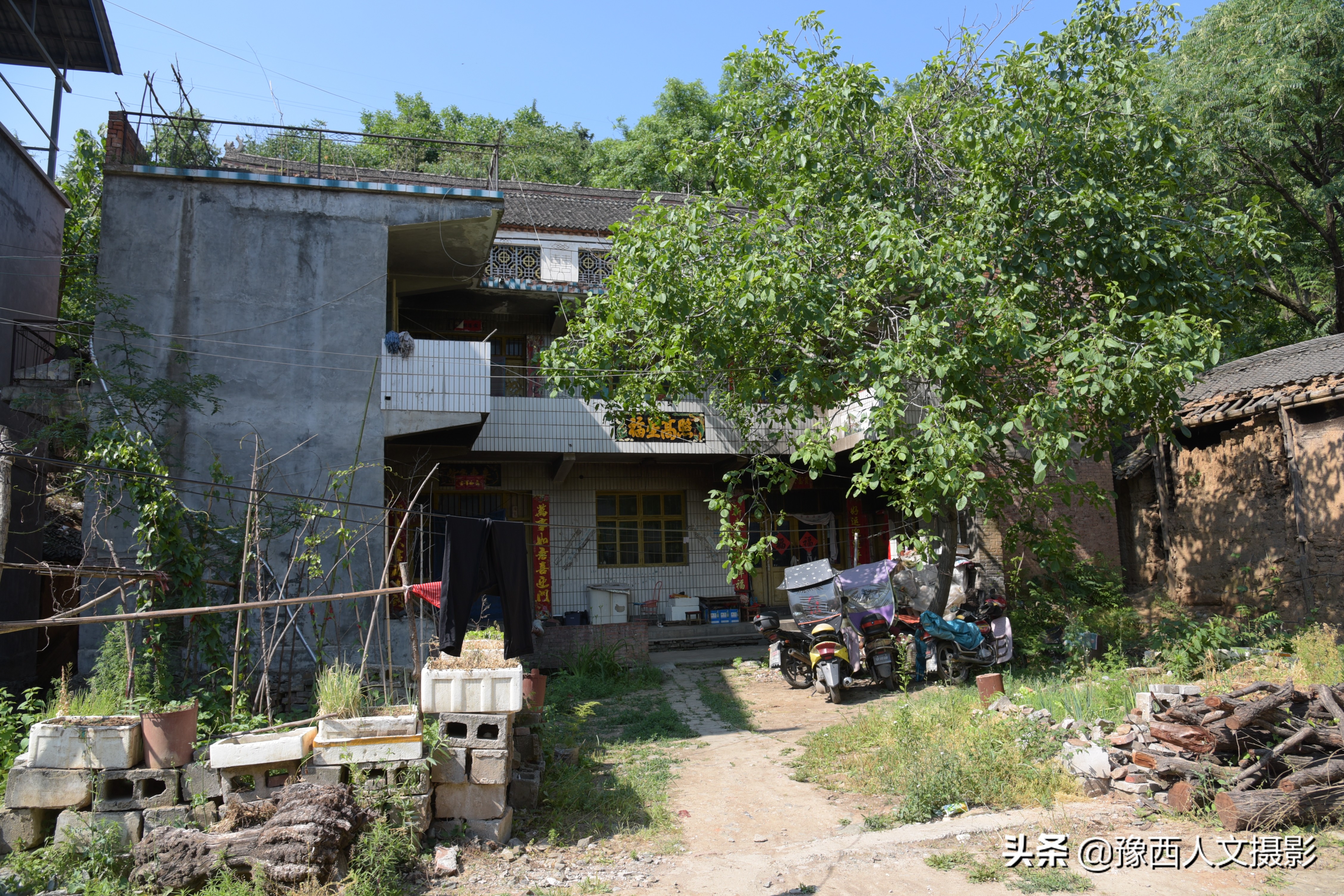 山乡大娘打手灯做缝纫，12块布头缝制传统香包，一年卖不够800元