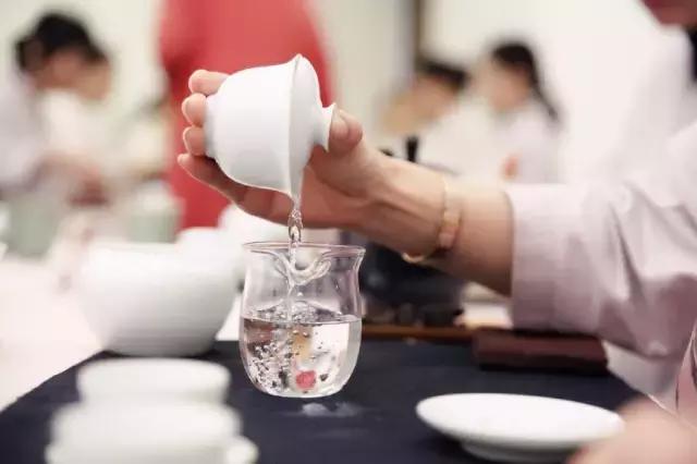 正确使用盖碗泡茶的方法,大盖碗泡茶怎么倒茶不烫手