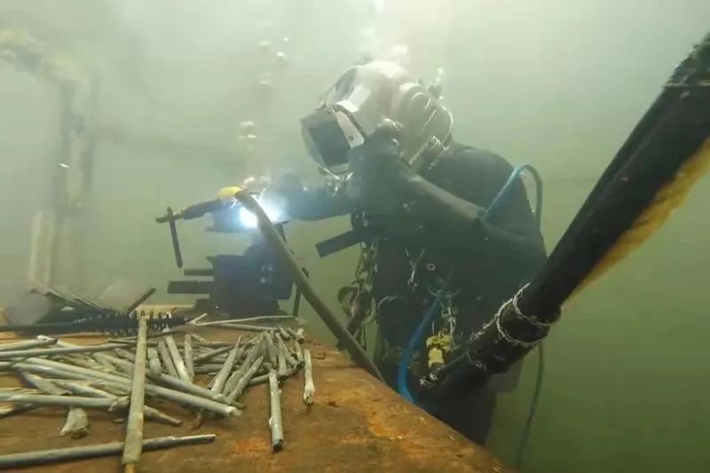 负重80斤4个小时,负重50斤潜水