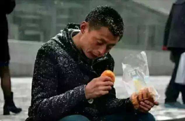 生活很难我们也要坚持,生活很难但是我们要持续努力