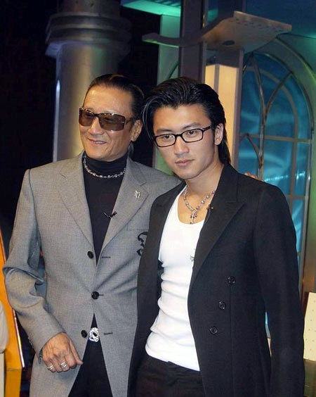 一生风流,也曾因被甩而痛哭,谢霆锋老爸才是真情圣