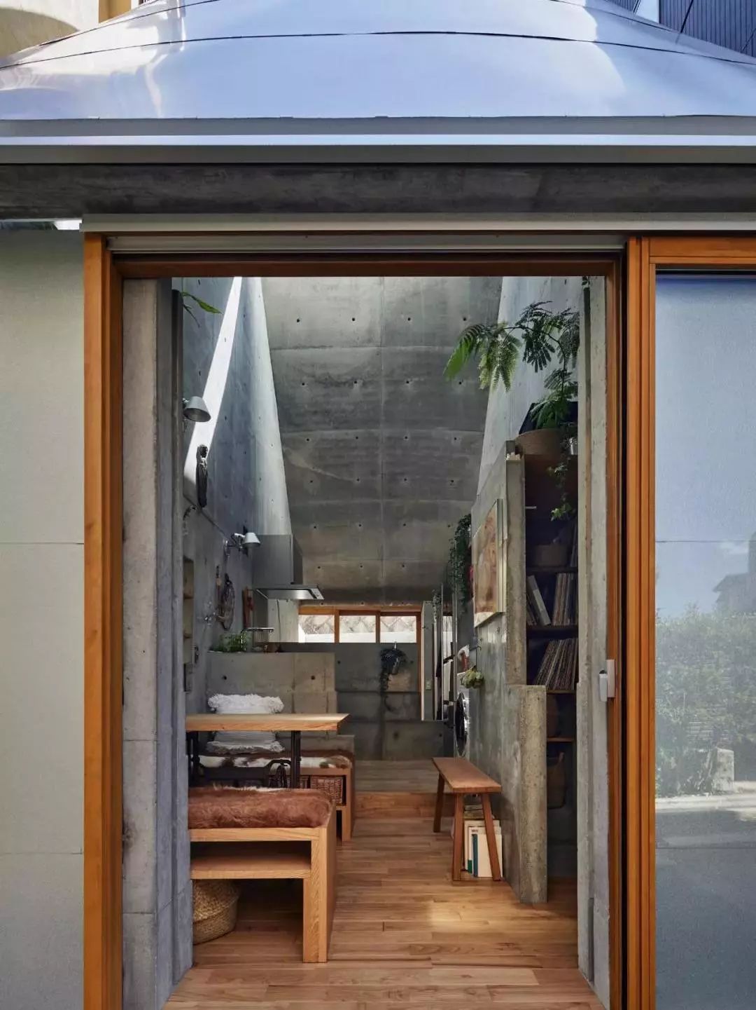 耗资80万建造豪宅出租给退休夫妇,她用14年建400平米花园