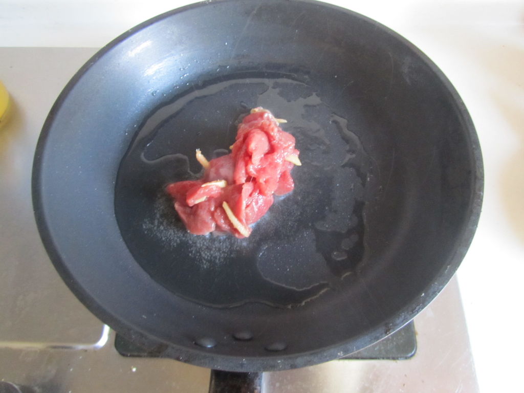 辣椒炒牛肉牛肉先焯水还是先切,青椒炒牛肉的家常做法要不要焯水