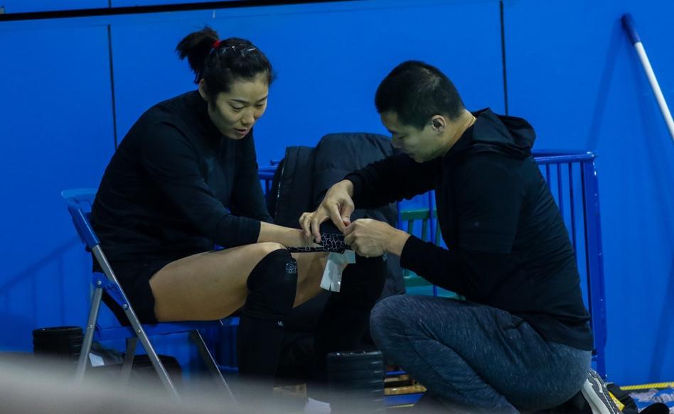 朱婷飞奔场外救球传承女排,朱婷救场