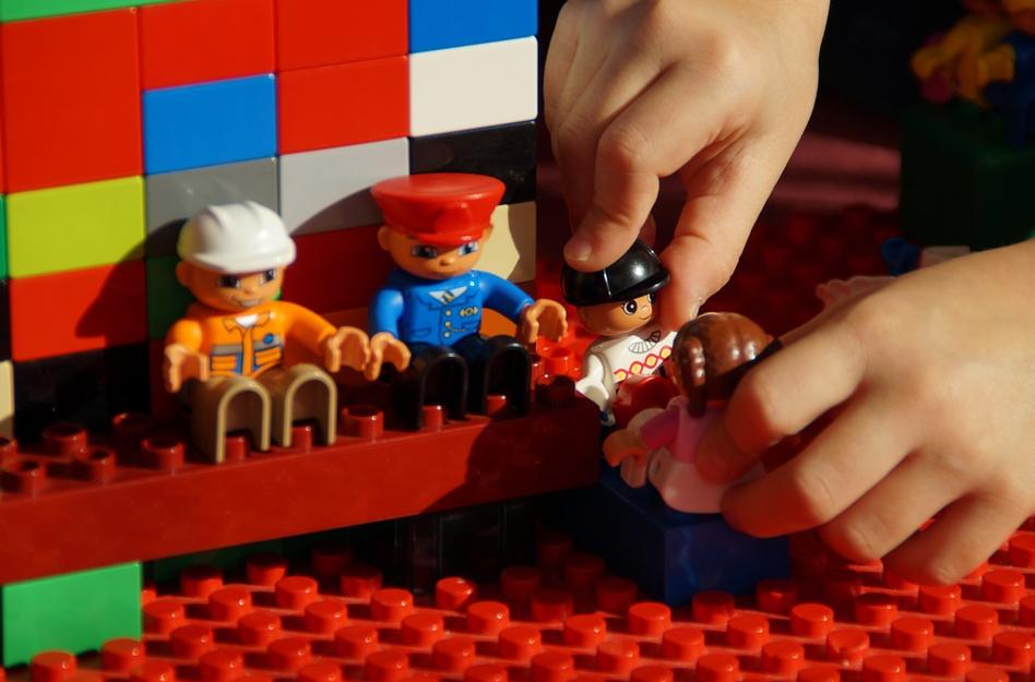 幼儿园孩子吃饭边吃边玩怎么解决,如何改掉小朋友边吃边玩的坏习惯