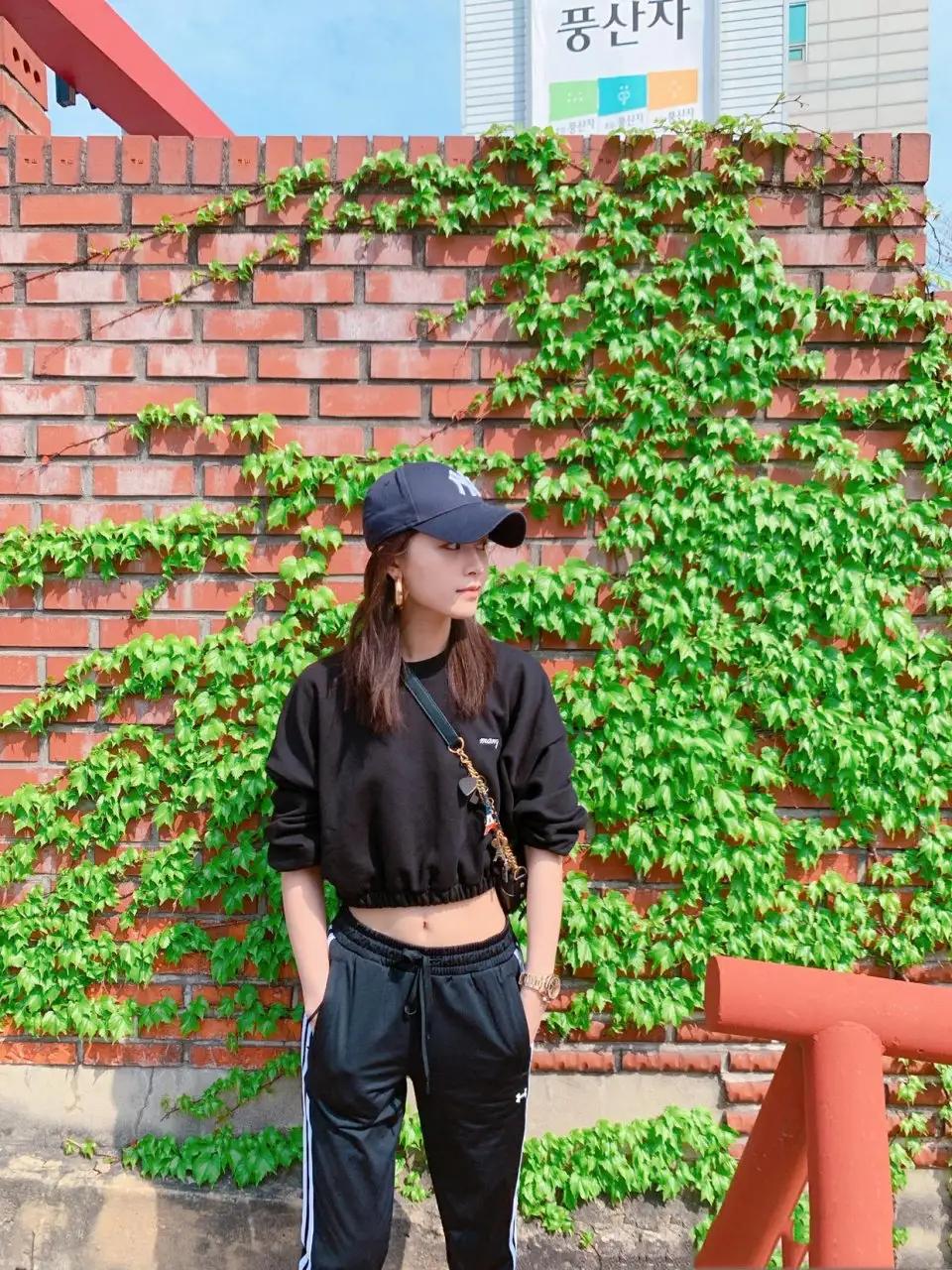 马伊琍离婚后衣品太好了，一身白色运动装配大金链，洋气又时髦