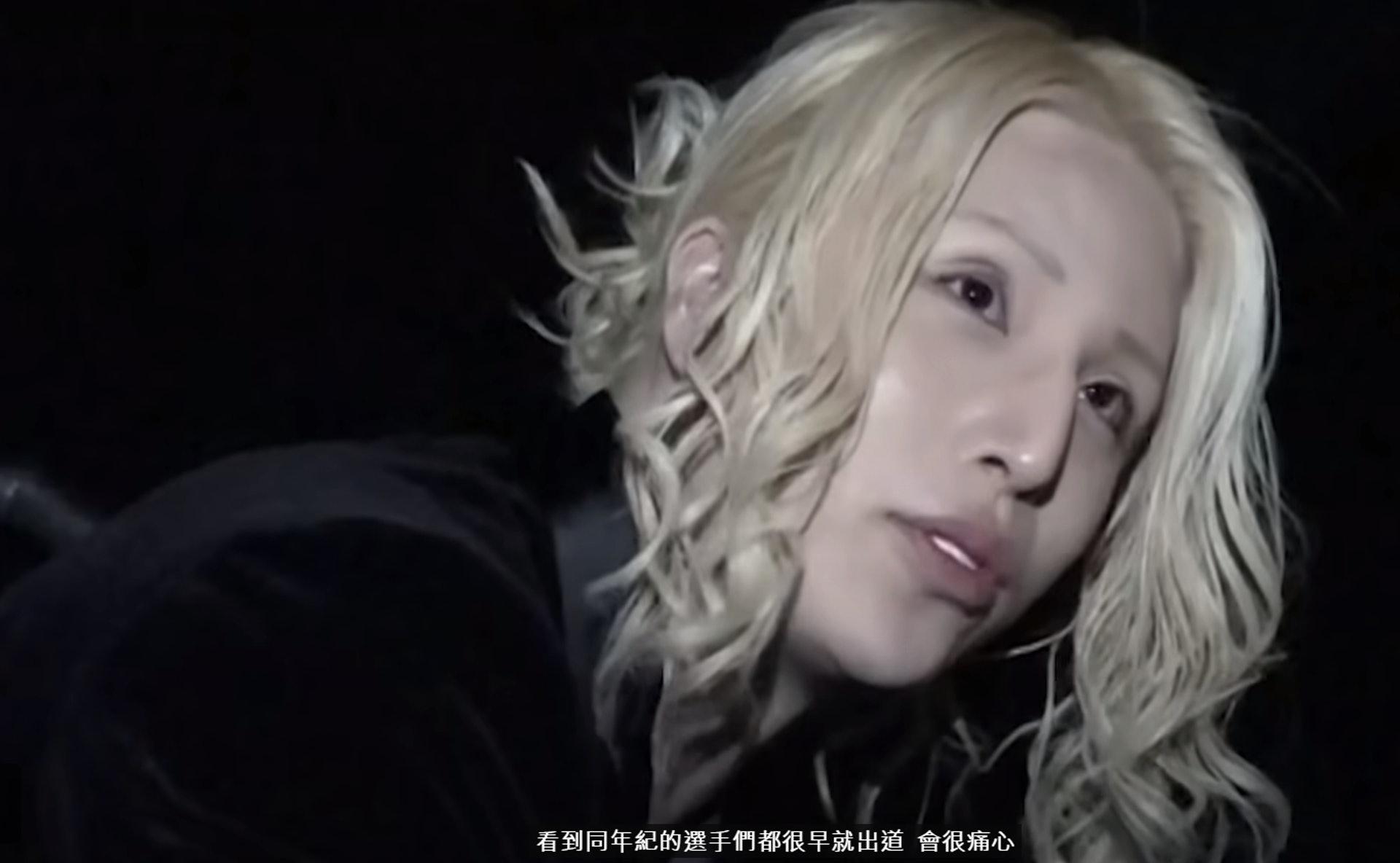 日本“帝王级”牛郎返母校，遇最怕的人秒乖巧，外形变化大遭调侃