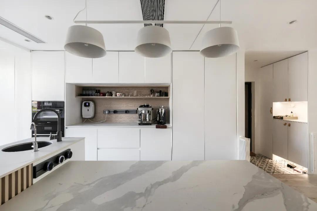 100平现代简约阳台装修风格,125平带阳台简约温馨装修风格