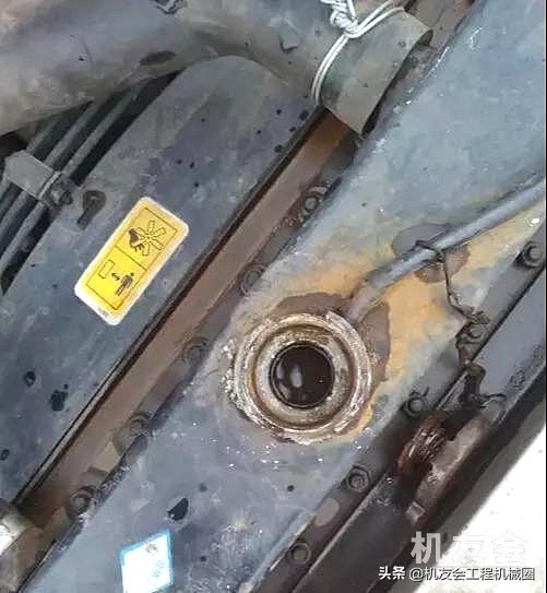 挖机水温高了是什么原因,挖机瞬间水温高的原因及解决方法