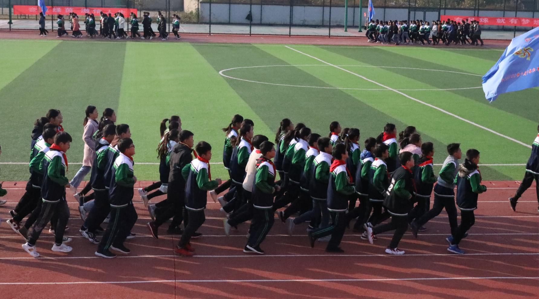 校园足球比赛圆满闭幕,校园足球联赛拉开了帷幕