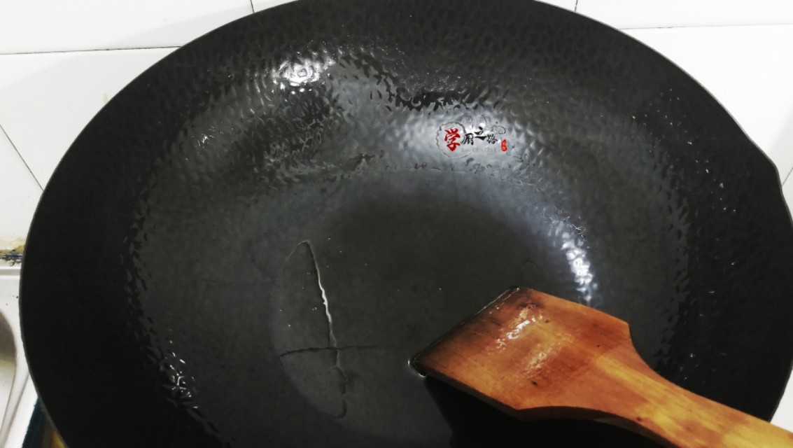 蛋炒饭黏糊成团易沾锅？看10年炒饭摊主如何操作，松散干香有诀窍