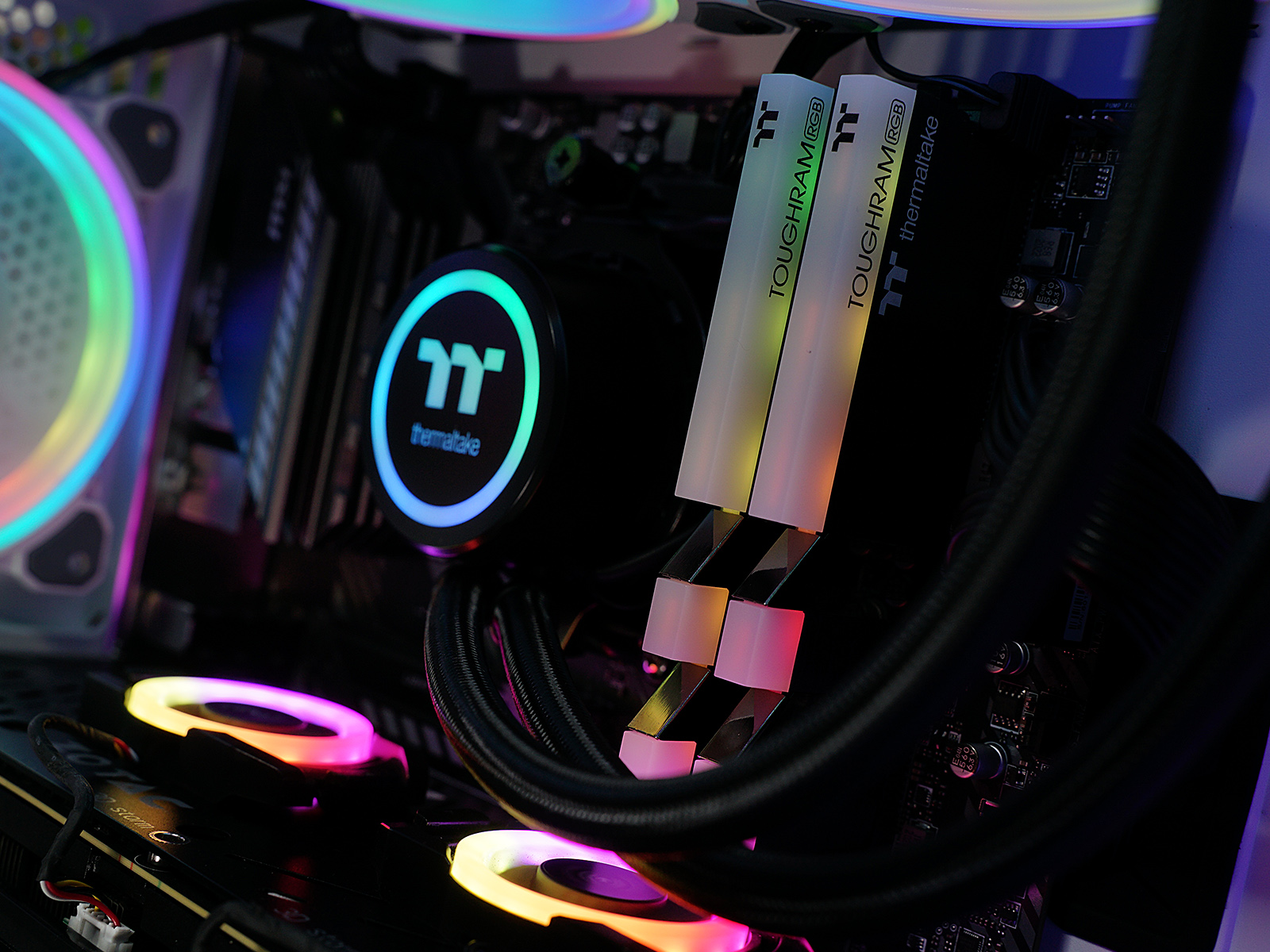 秀桌面：送老婆RGB全家桶PC，钱都花在光效上的感觉真棒