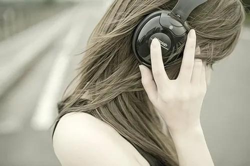 配音时怎么正确佩戴耳机,为什么配音都要戴耳机听