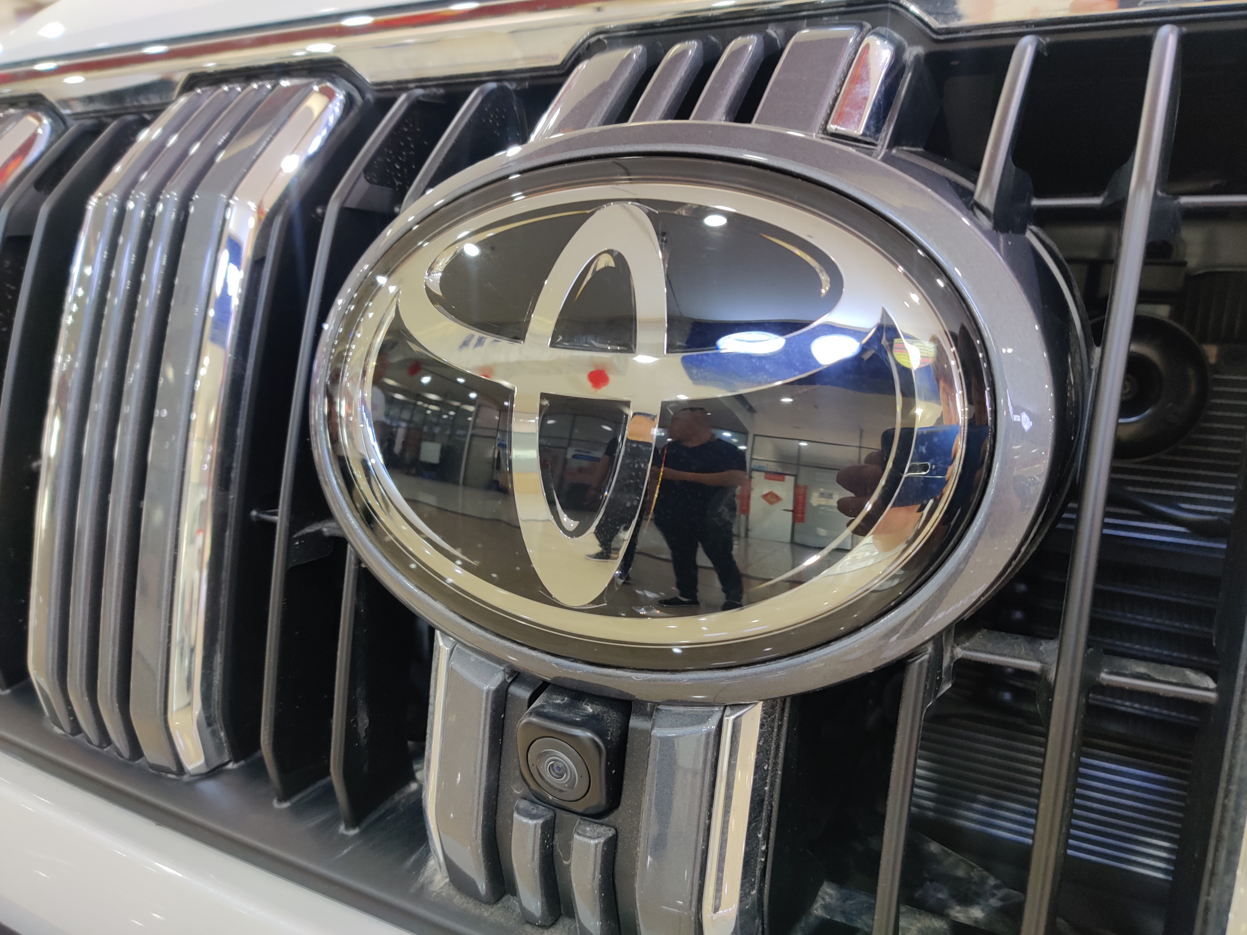 日系suv丰田霸道3.5,顶级丰田越野车兰德酷路泽