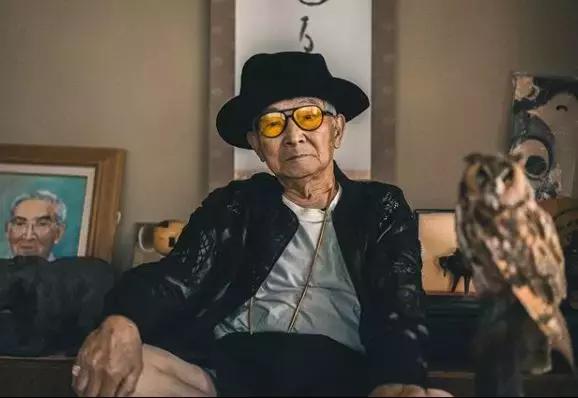 85岁大爷一觉醒来变25岁小伙,大爷变潮男视频