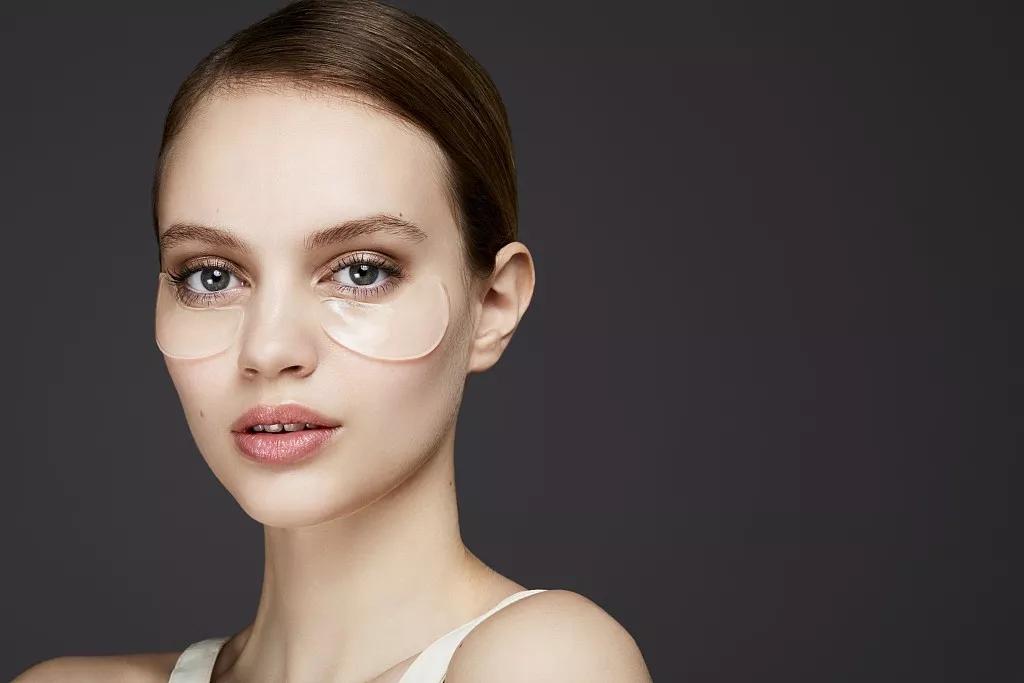 明明皮肤很细腻，可为什么有的人看起来很显老？原来问题出在这里