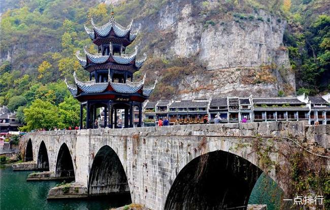 贵州十大好玩的旅游景点，黄果树瀑布是中国乃至亚洲最大的瀑布，也是世界最负盛名的瀑布之一
