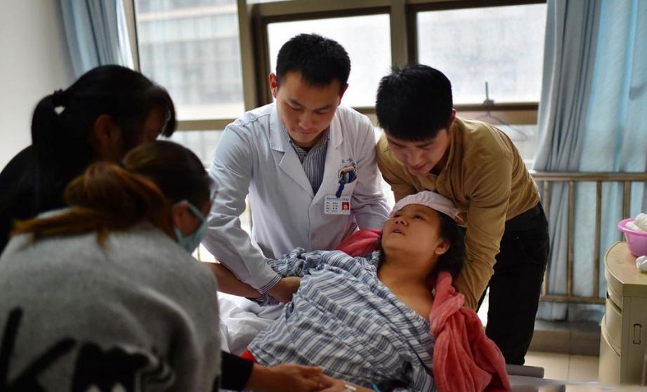 孕晚期检查一大难关，内检细节老公听了想打人，孕妇尴尬又心酸