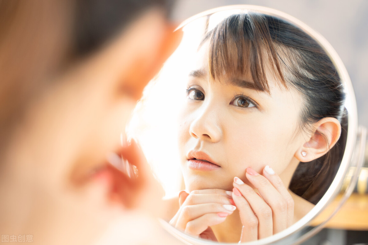 天一热皮肤就出油是怎么回事,天一热脸就油怎么内调